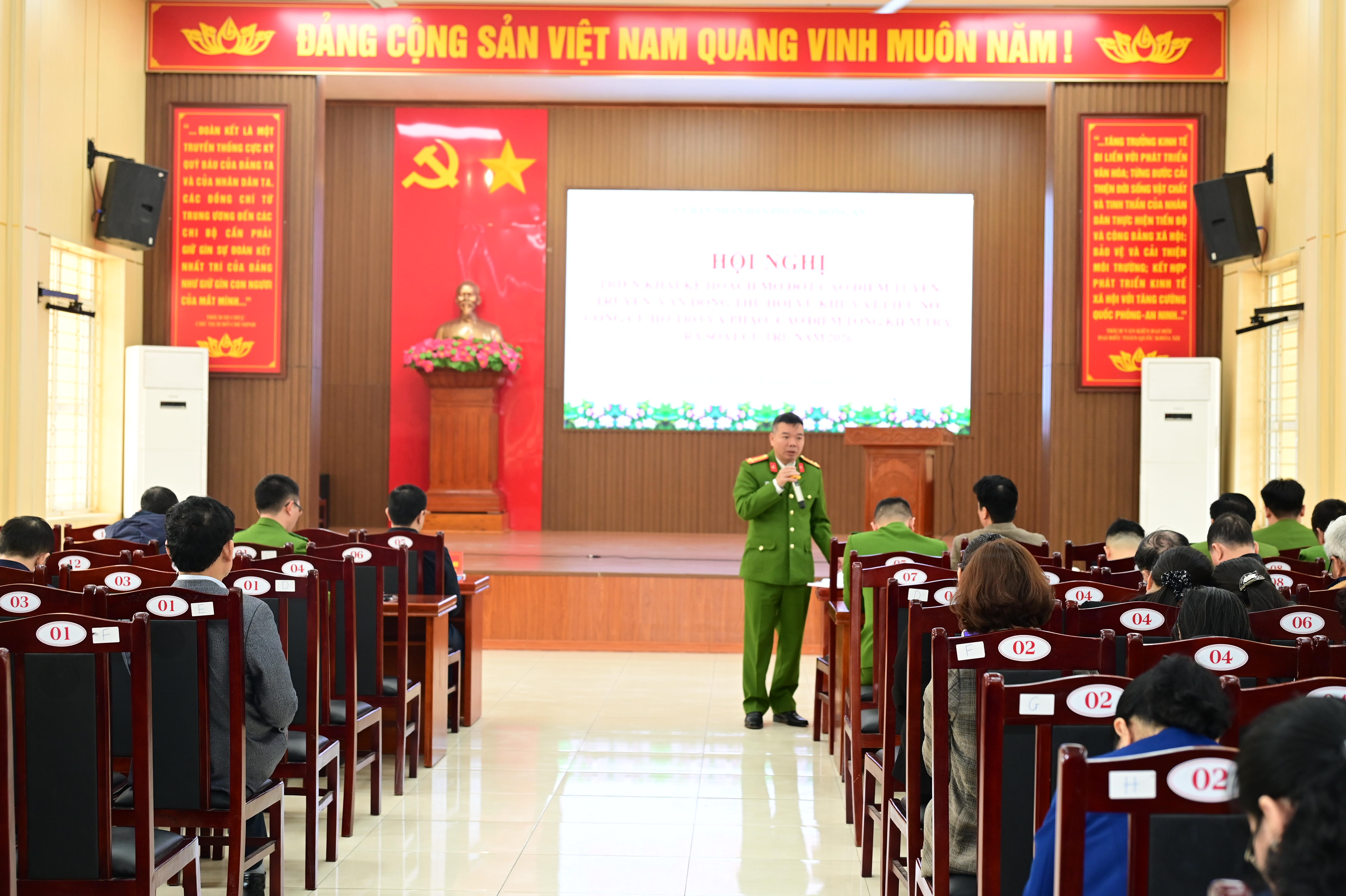 Phường Hồng An triển khai đợt cao điểm tuyên truyền, vận động thu hồi vũ khí, vật liệu nổ, công cụ hỗ trợ và pháo; tổng kiểm tra, rà soát cư trú